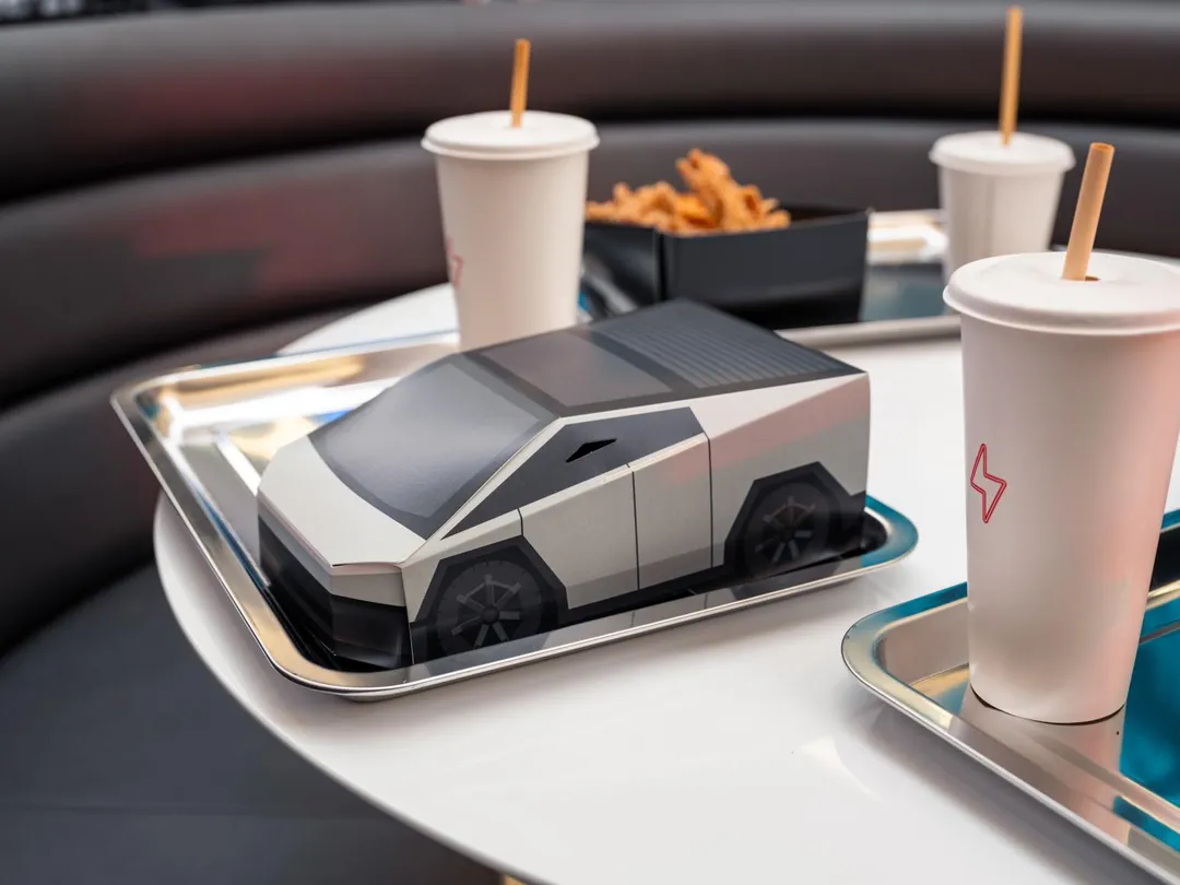 Tesla Diner提供經典美式餐點。（圖／翻攝X「Tesla」）
