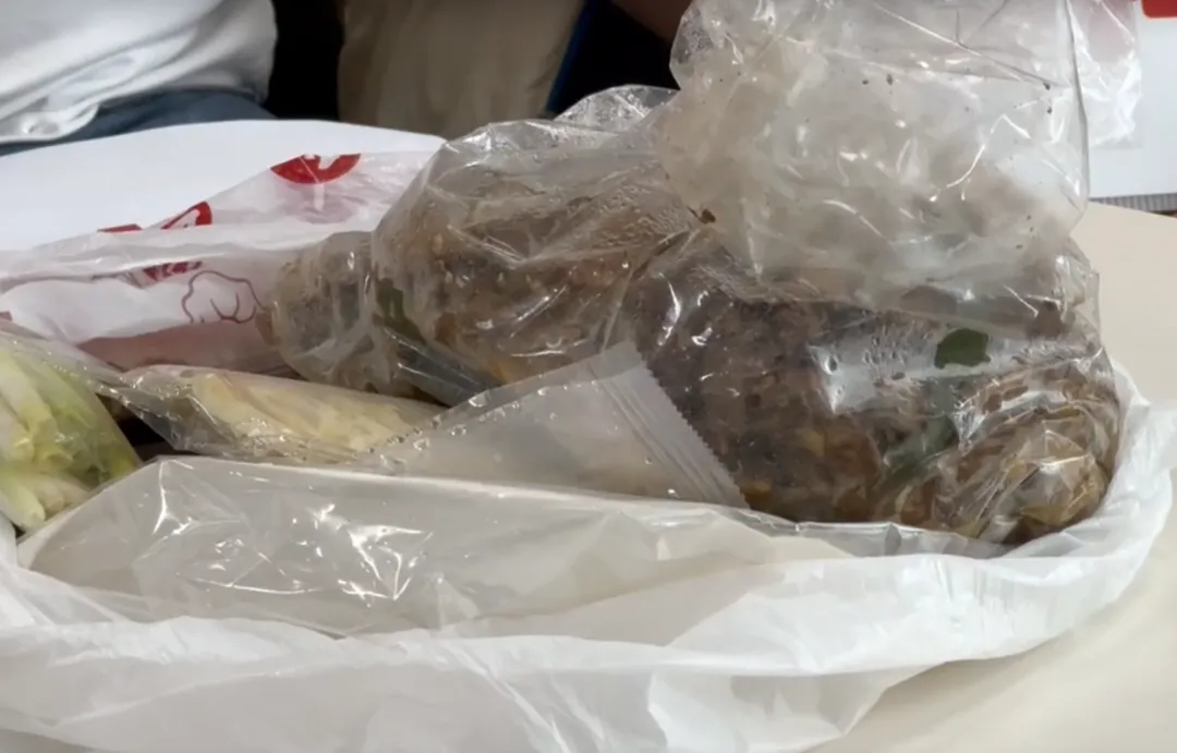 台中市豐原區一間知名烤鴨店驚傳食物中毒事件，有民眾用餐後出現上吐下瀉、發燒等症狀。（圖/中天新聞）