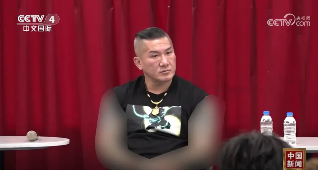 「館長」的手臂在《央視》新聞畫面中被打上馬賽克。(圖/翻攝《央視》)