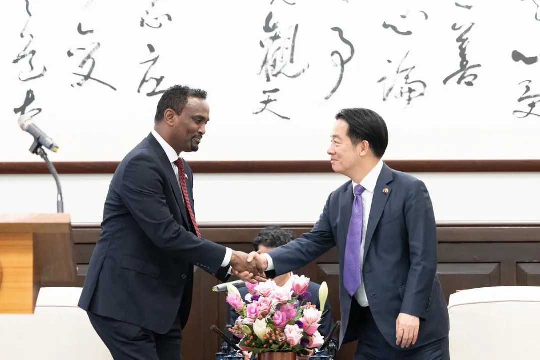 賴清德總統今（24）日上午接見索馬利蘭共和國外交暨國際合作部部長巴卡曼（Abdirahman Dahir Adam）訪團。（圖/總統府提供）