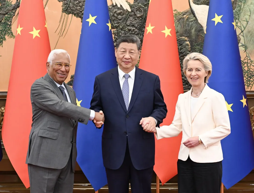 習近平會晤科斯塔（Antonio Costa，圖左）和馮德萊恩（Ursula von der Leyen）。（圖／新華社）