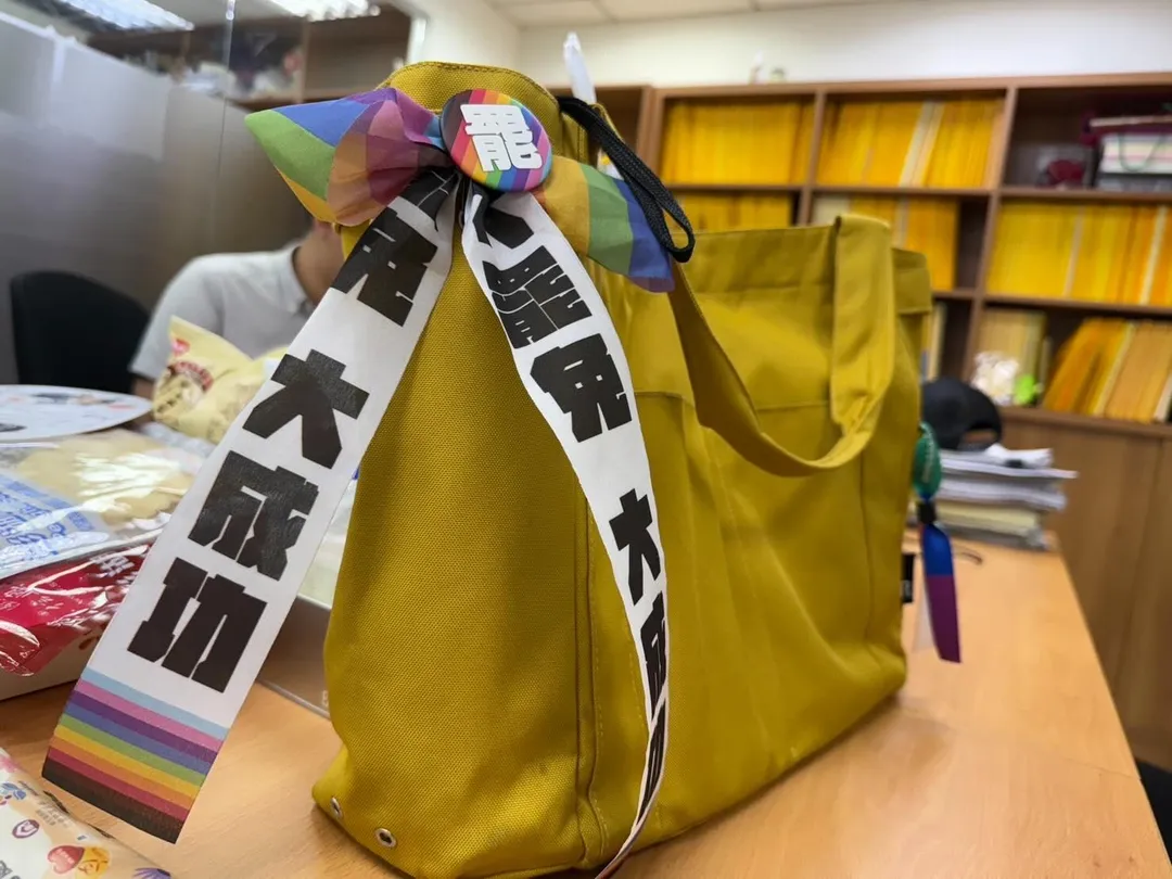陳培瑜控訪客攜飄帶遭立院警衛阻攔。（圖／陳培瑜Threads）