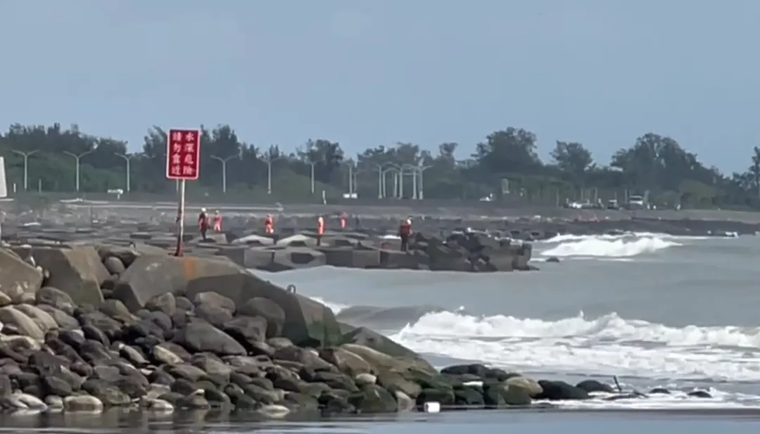 台南黃金海岸現場風浪較大。（圖/翻攝畫面）