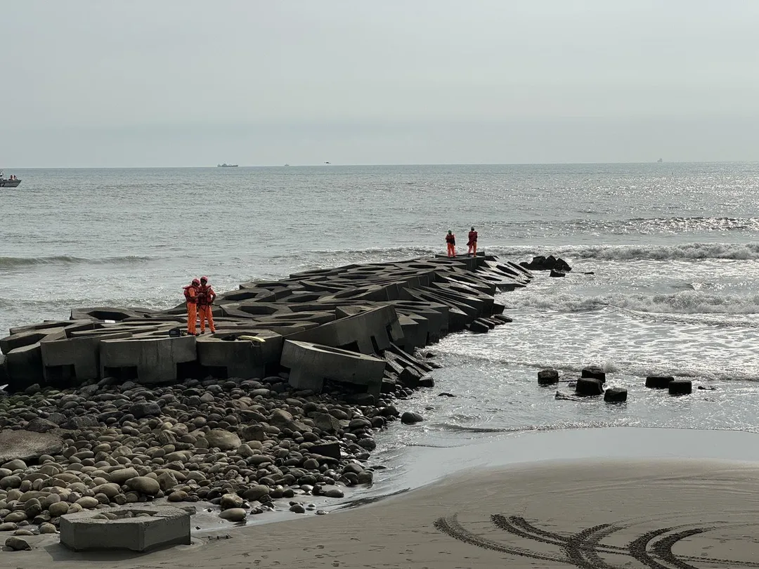 台南市黃金海岸今（24)日下午發生溺水意外，3名準備升學的國中生相約前往戲水，其中1人仍在搜救中。（圖/翻攝畫面）