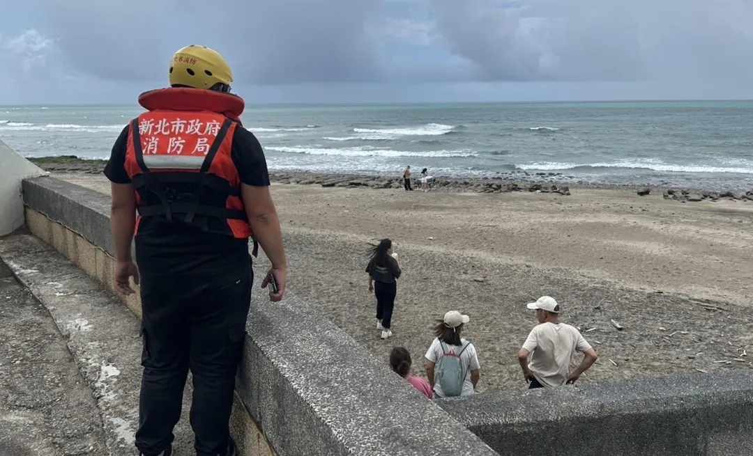 新北市府呼籲民眾勿到海邊活動。（圖／翻攝畫面）