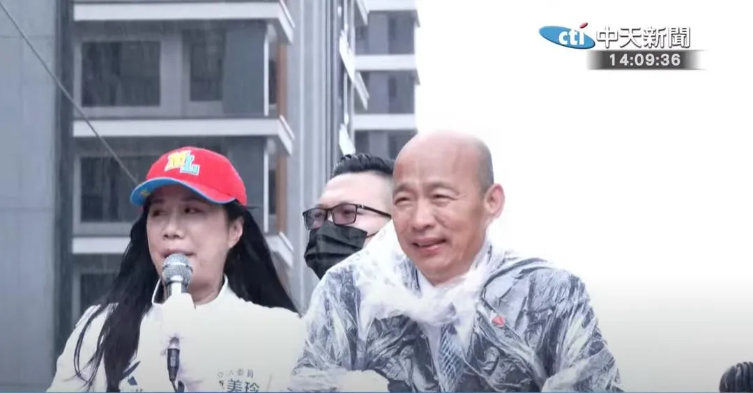 車掃期間一度下雨。（圖／中天新聞）
