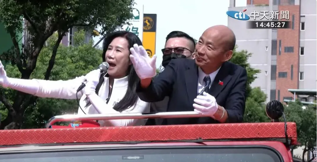 韓國瑜和萬美玲車掃過程中沿途受到桃園鄉親們的夾道歡迎。（圖／中天新聞）