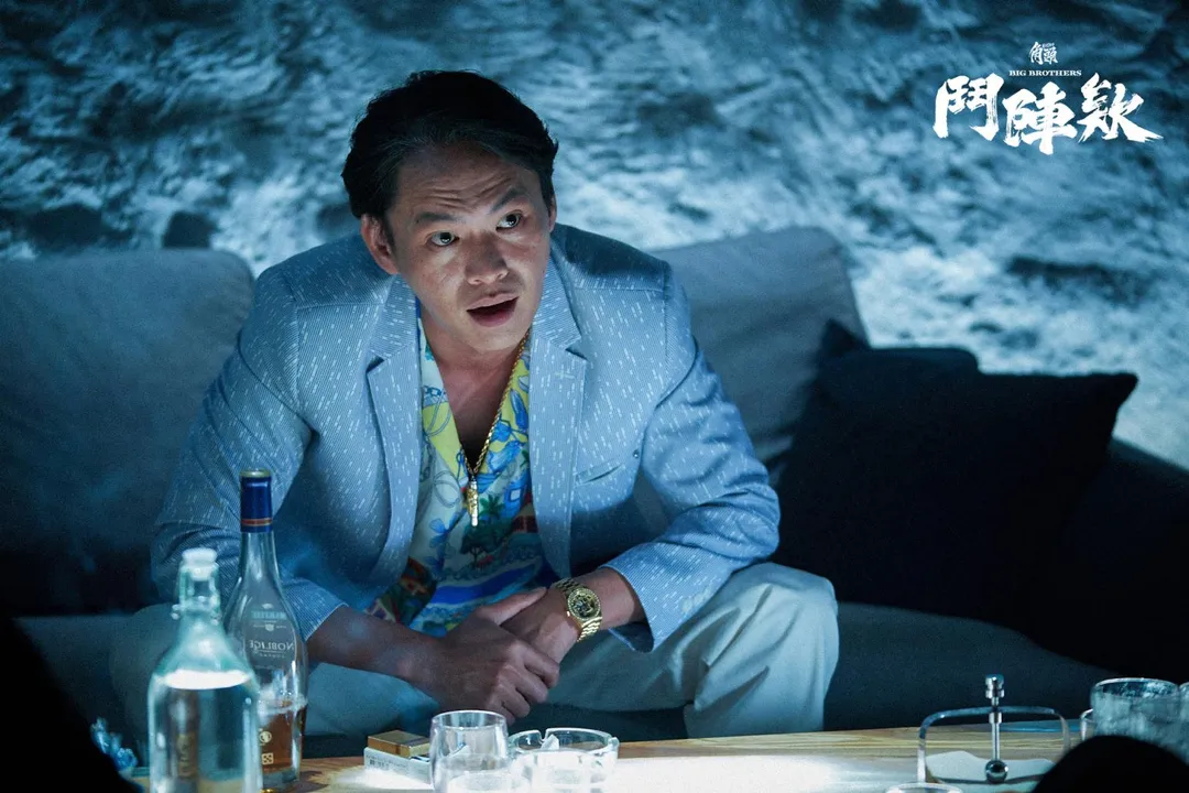 黃鐙輝在電影《角頭—鬥陣欸》中飾演瑪莎 霸氣喊：有錢就是規矩。（圖／曼尼娛樂 提供）