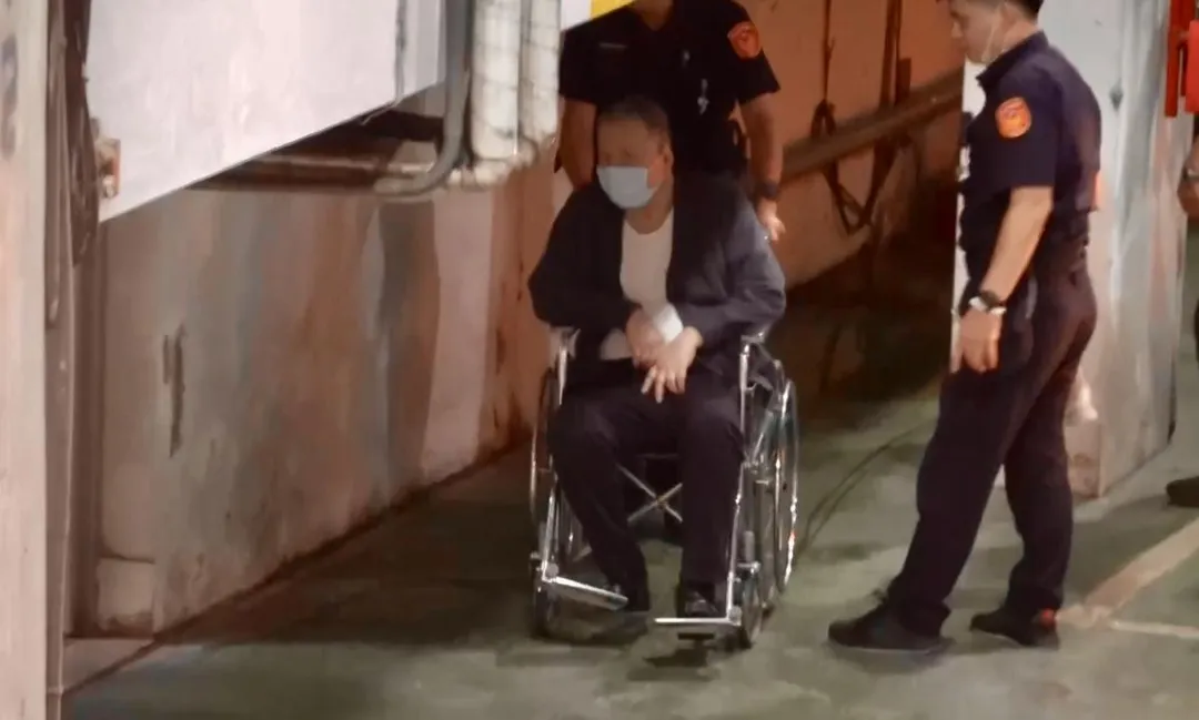 沈慶京傍晚6點半由囚車載抵北院。（圖／翻攝畫面）