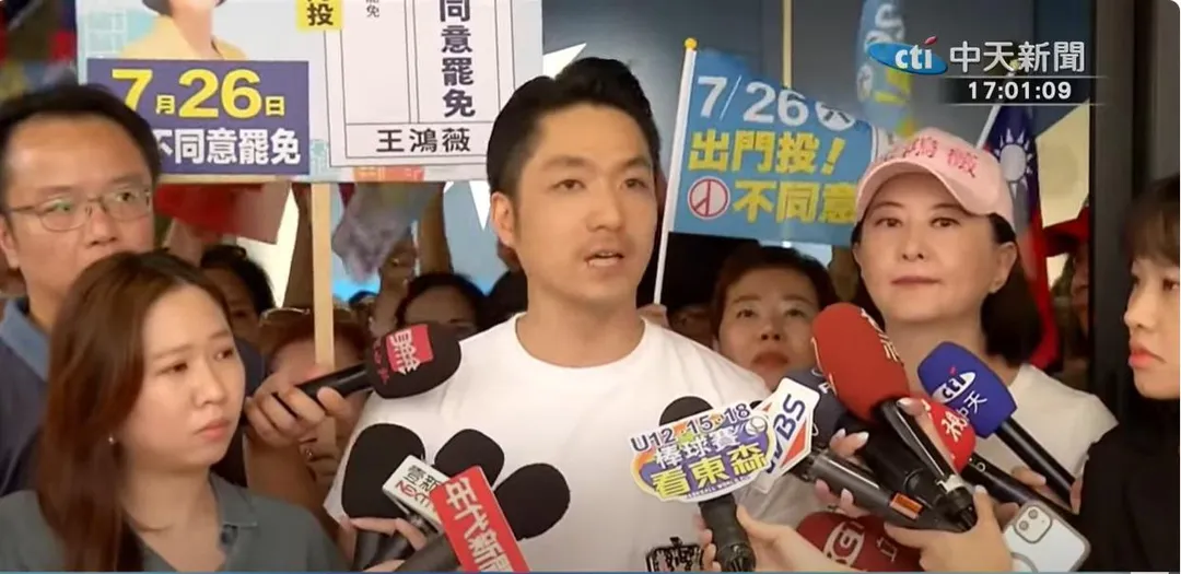 台北市長蔣萬安今日下午再度回防本命區陪同王鴻薇車掃。（圖／中天新聞）