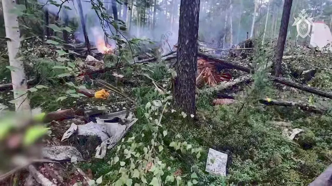墜毀現場冒出白煙，可見滿地飛機殘骸。（Russian Far Eastern Transport Prosecutor's Office via 美聯社）