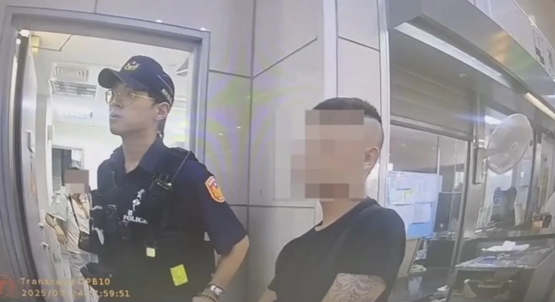28歲黃男亮出水果刀,分別劃傷黃母及黃女,警方依現行犯依法逮捕偵辦。(圖/警方提供)