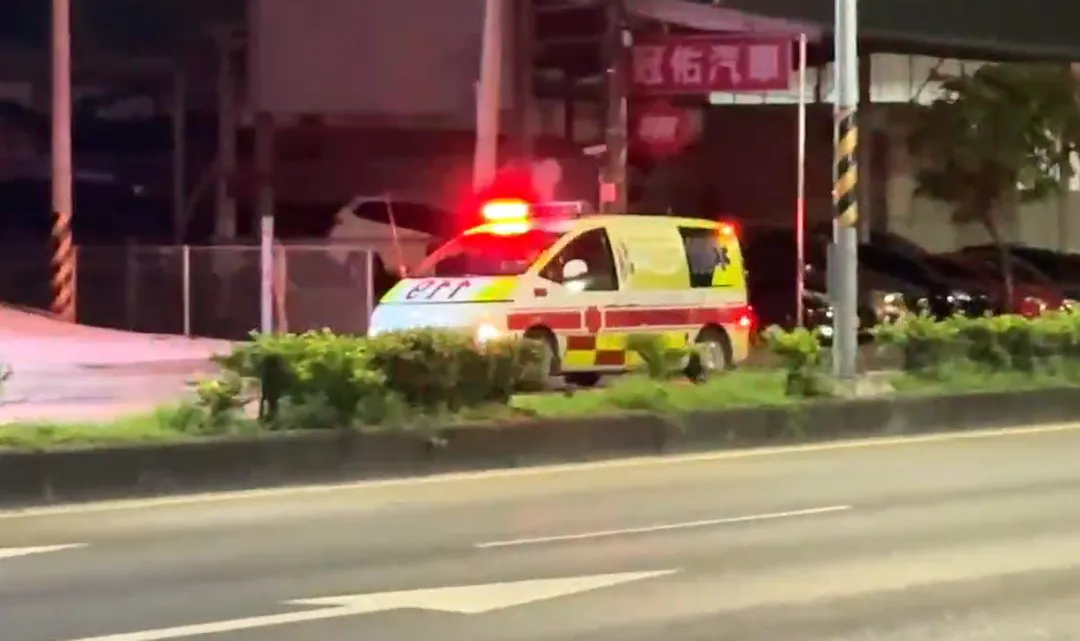 員警獲報到場協助將許男送醫救護後無礙。（圖／中天新聞）