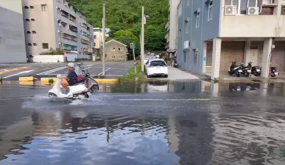 高雄市鼓山區哨船頭環港路今（25）日上午發生海水倒灌事件。（圖／中天新聞，下同）