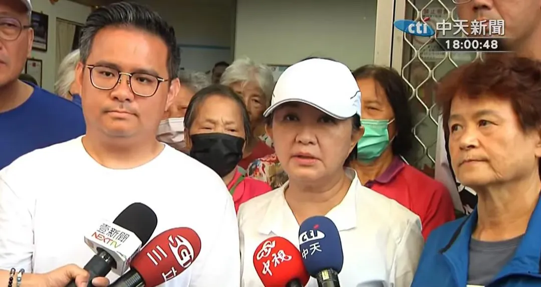 台中市長盧秀燕(中)力挺中五、自己本命區的藍委黃健豪(左)，爭取反罷免支持。（中天新聞）