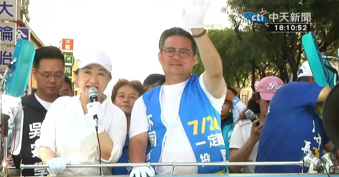 台中市長盧秀燕(左)偕同中五、自己本命區的藍委黃健豪(右)一起車隊掃街，爭取反罷免支持。（中天新聞）