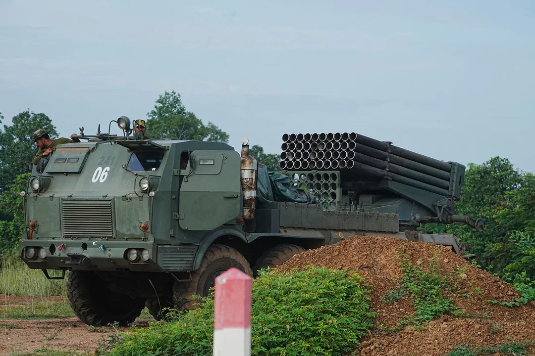 柬埔寨奧多棉吉省一輛軍車載著火箭發射器。（圖／美聯社）