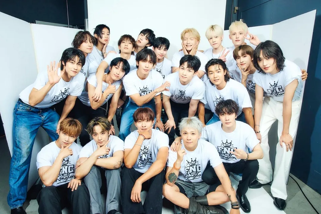 《FNC BAND KINGDOM》FTISLAND、CNBLUE、N.Flying、Hi-Fi Un!corn、AxMxP家族團體照。（圖／SHOWOFFICE提供）