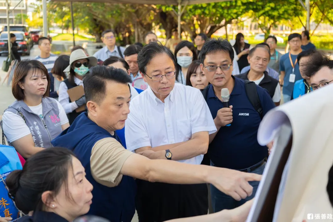 張善政仔細聽取魯明哲有關地方建設的建言。(取自張善政臉書)