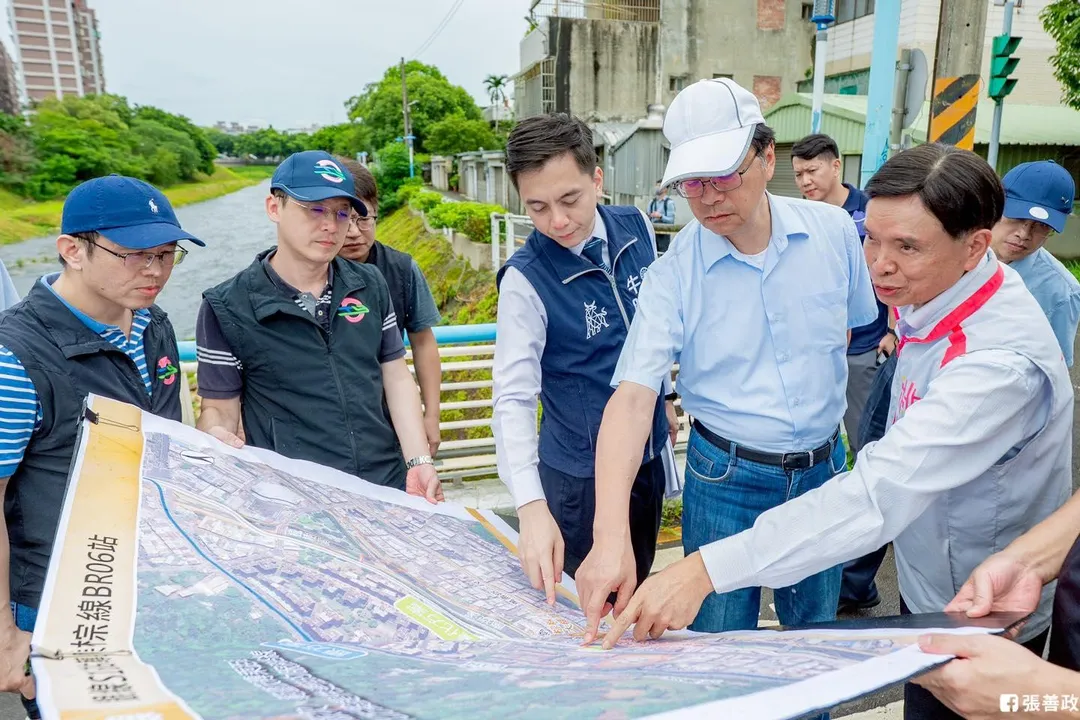 張善政仔細聽取牛煦庭有關地方建設的建言。(取自張善政臉書)