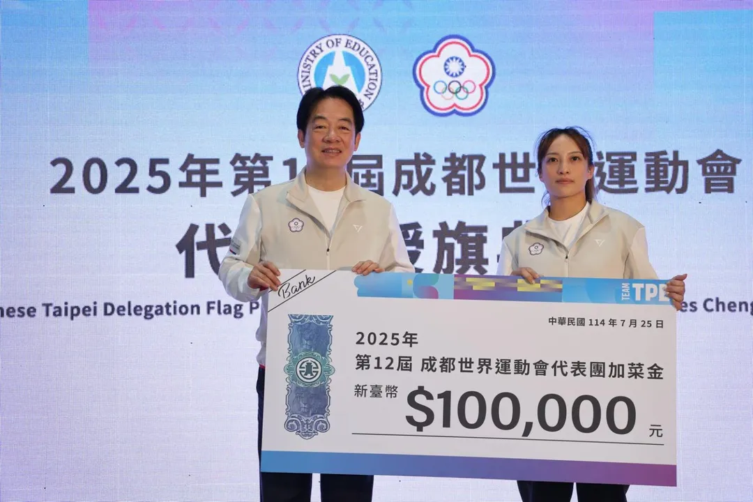 田嘉蓉代表領受加菜金。（圖／中華奧會）