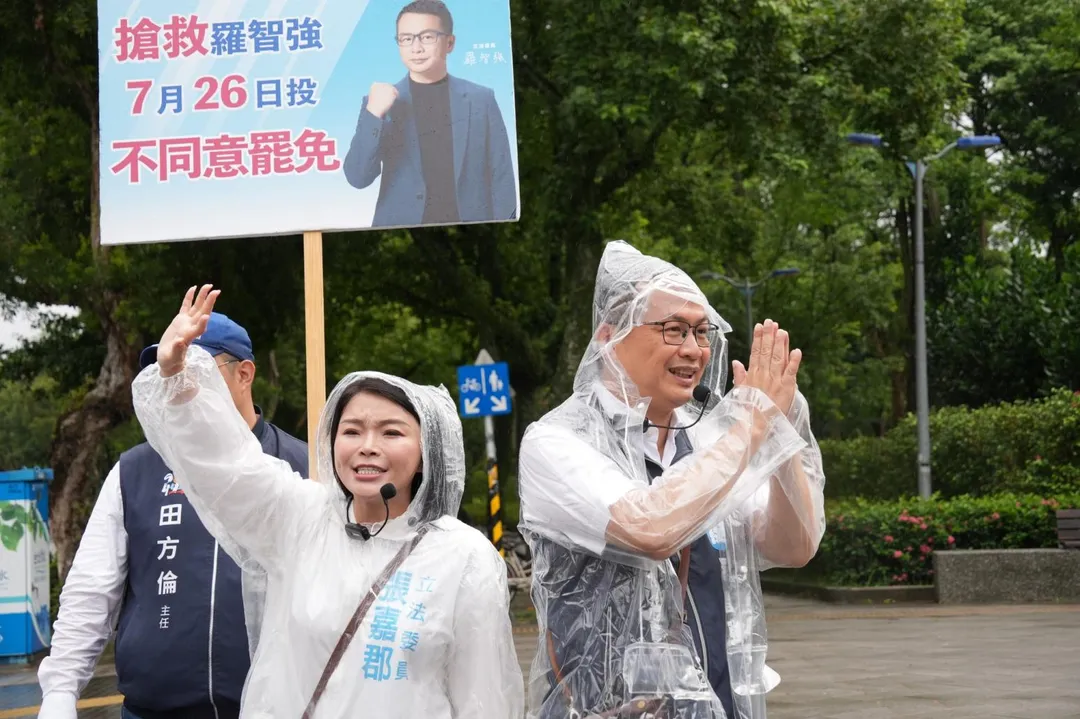 羅智強(右)近日為反罷免積極奔走。(圖/翻攝羅智強臉書)