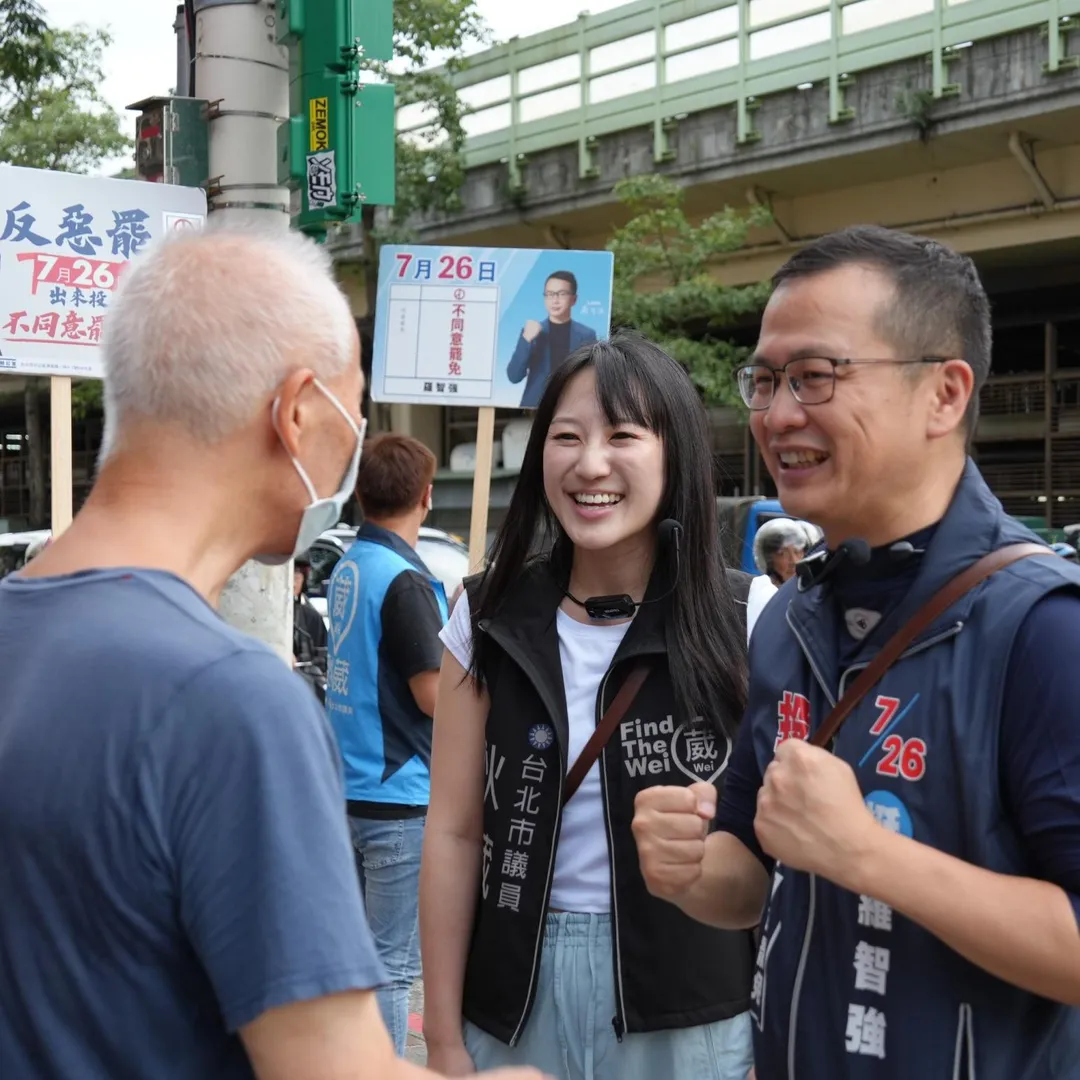 羅智強(右)近日為反罷免積極奔走。(圖/翻攝羅智強臉書)