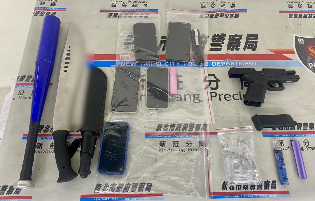 警方查扣槍枝及開山刀等犯罪工具。（圖／翻攝畫面）