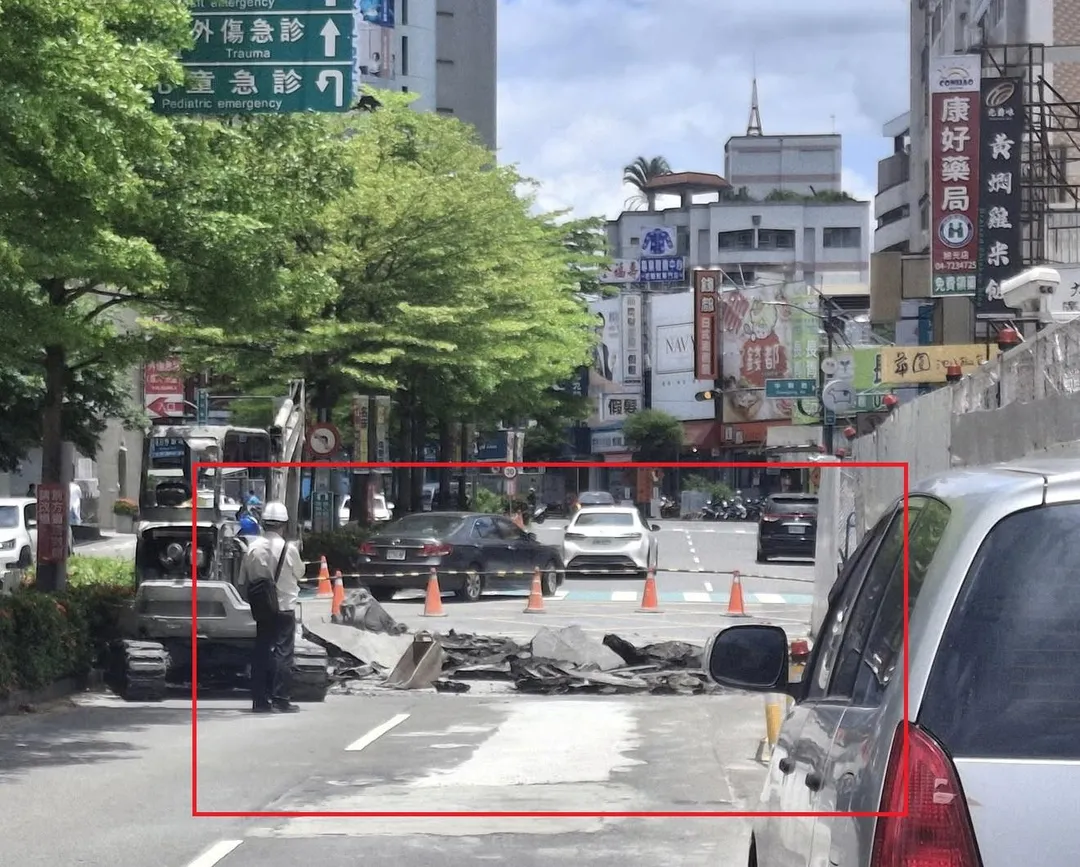 彰市旭光路南側車道25日因路面下陷全線封閉。(圖/翻攝自Facebook@彰化縣警察局義交大隊彰化中隊)