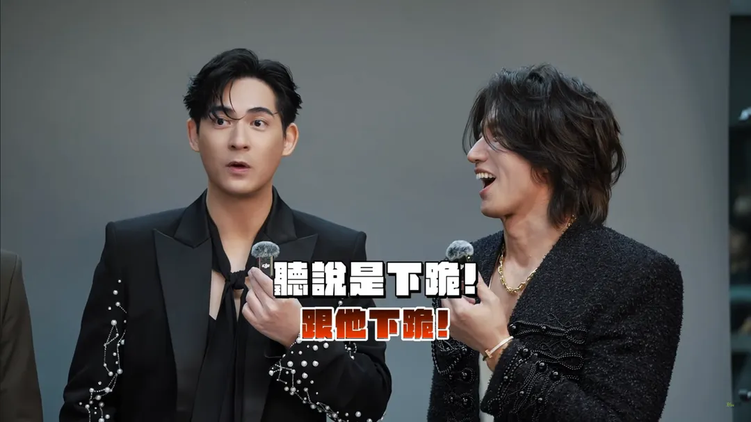 言承旭（右）合體前拍片與對戲男演員相撞受傷，周渝民（左）打趣對方嚇到下跪道歉。（圖／翻攝自相信音樂YouTube）