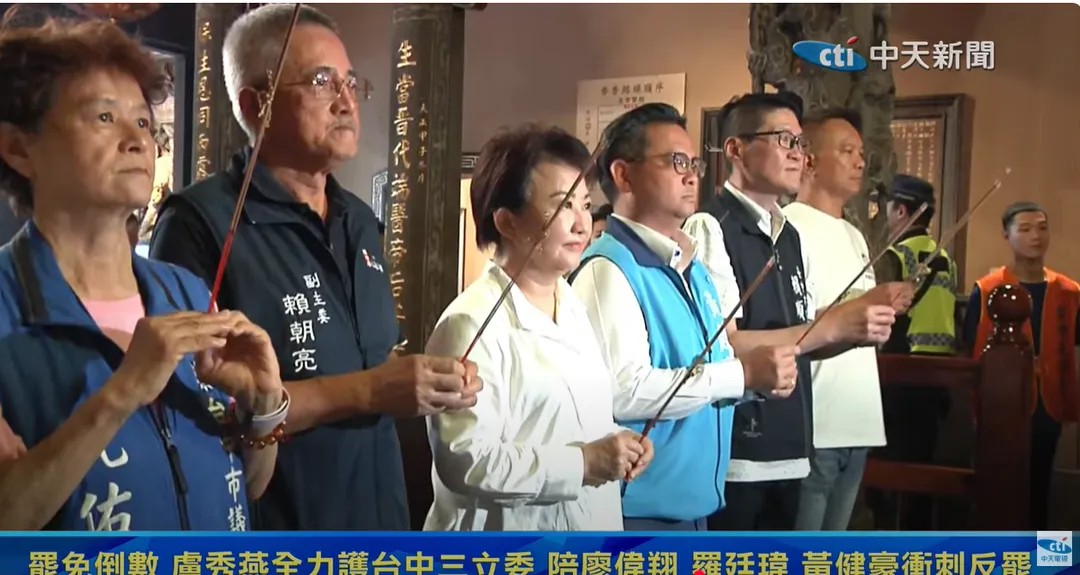 盧秀燕陪同黃健豪參拜。（圖/中天新聞）