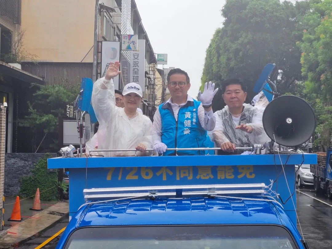 盧秀燕陪同黃健豪車掃。(圖/台中市府提供)
