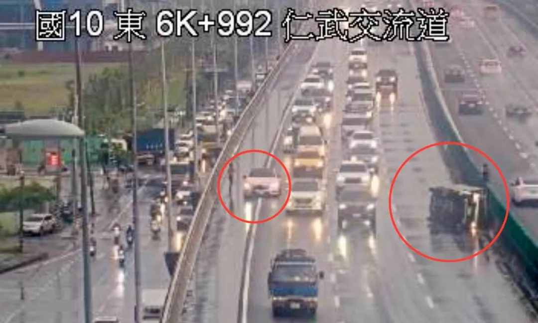 國道10號下午發生追撞車禍。（圖／翻攝自國道公路即時網）