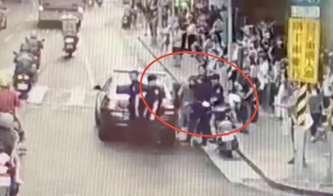 男子遭警方逮捕帶上車。(圖/翻攝畫面)