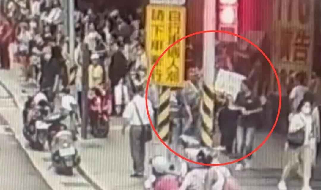 男子與罷團成員在捷運站前發生衝突。(圖/翻攝畫面)
