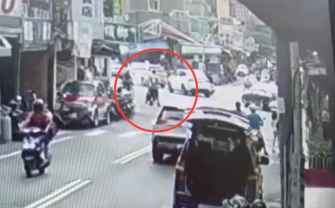 男子在三重街頭持剪刀恐嚇路人。（圖／翻攝畫面）