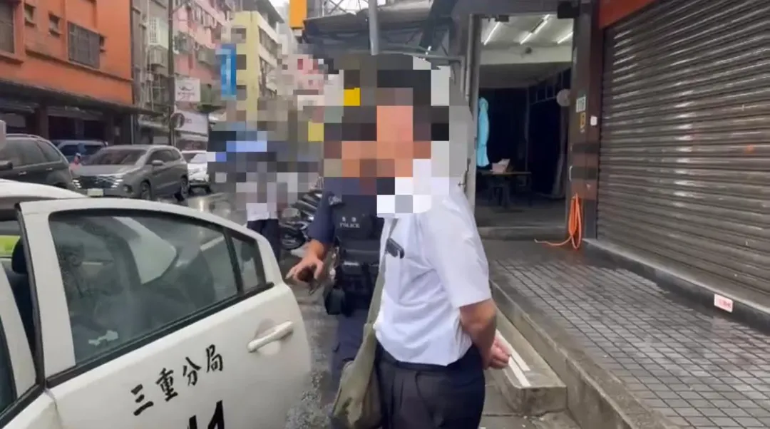 警方將男子查緝到案強制送醫。（圖／翻攝畫面）