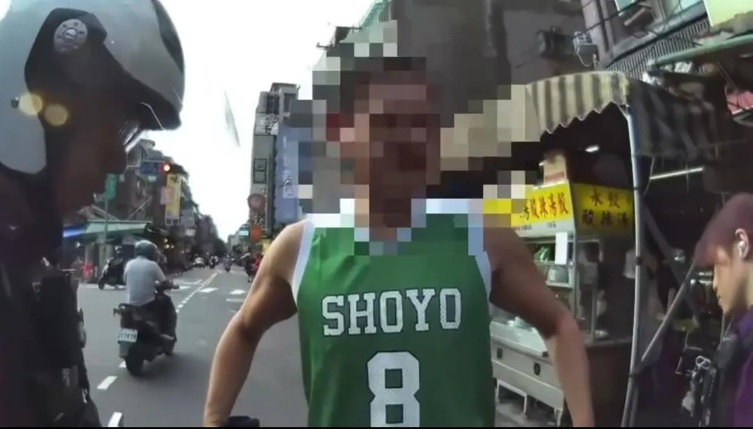 員警到場盤查男子。（圖／翻攝畫面）