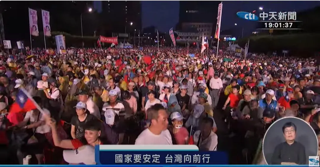 凌濤在其社群平台分享現在人潮的照片，振奮大喊從捷運到會場人數已經要破5萬人。（圖/中天新聞）