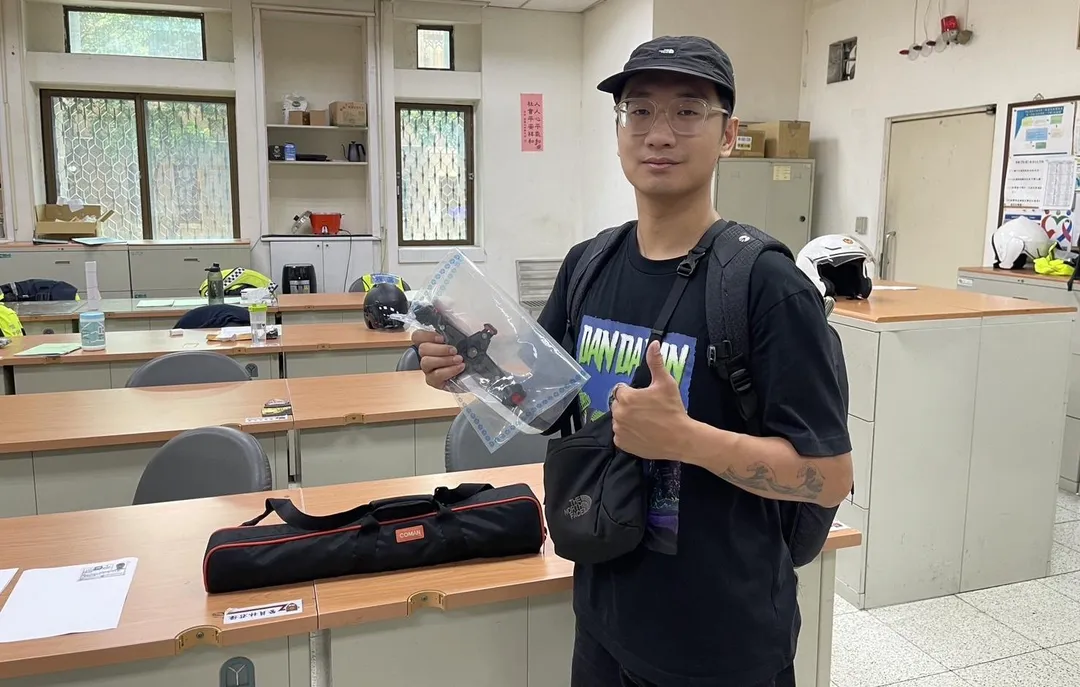 警方迅速逮捕嫌犯將手機架歸還失主。(圖/翻攝畫面)