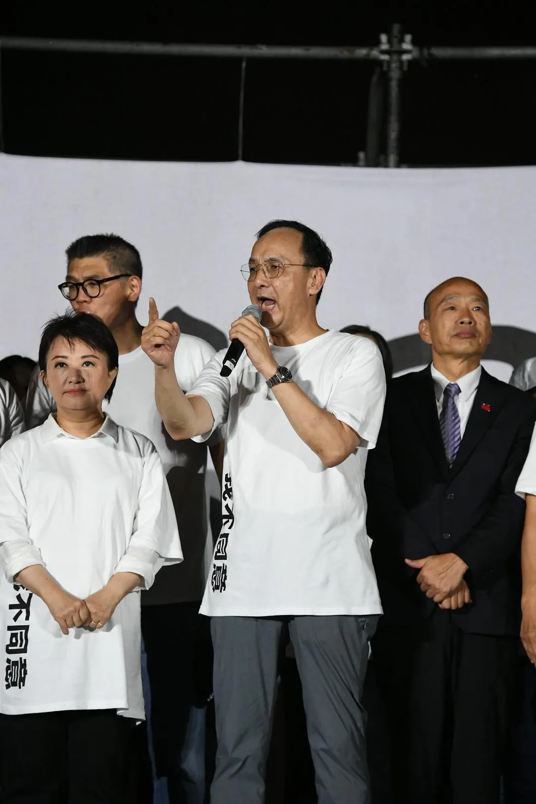 朱立倫致詞時強調，明天是關鍵的日子，懇託大家出門投下「不同意罷免」票，讓賴清德發動的這場政治鬧劇到此為止。（圖/國民黨提供）