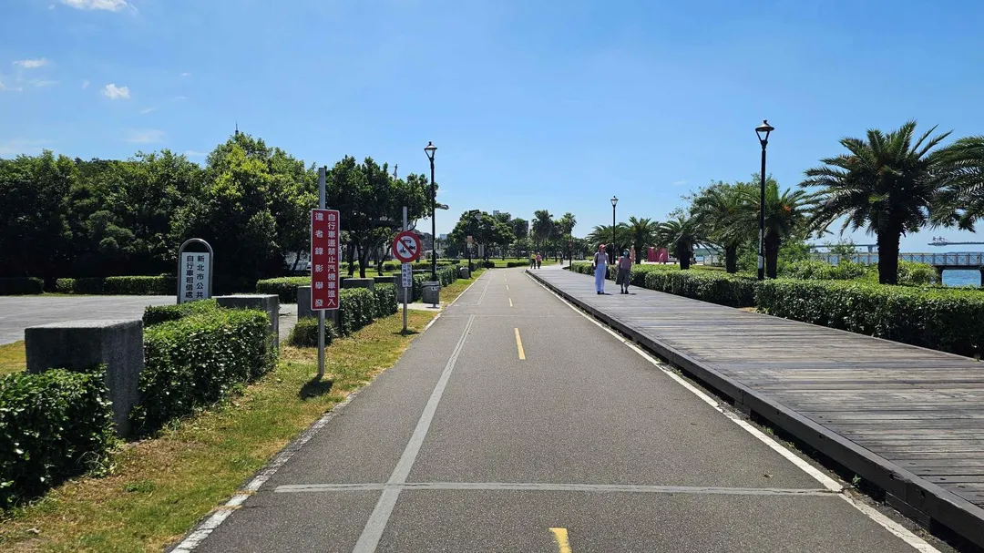 八里彩虹步道往觀海大道方向。（圖／翻攝自新北市高灘處官網）