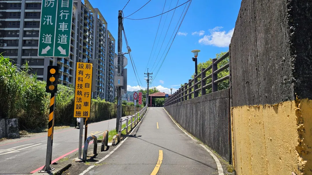 汐止草濫溪抽水站旁自行車道。（圖／翻攝自新北市高灘處官網）