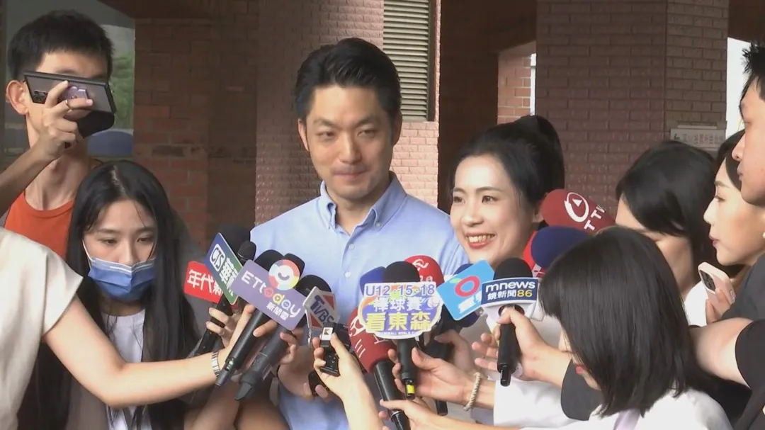 徐巧芯在台北市長蔣萬安陪同下現身投票（攝自中天新聞）