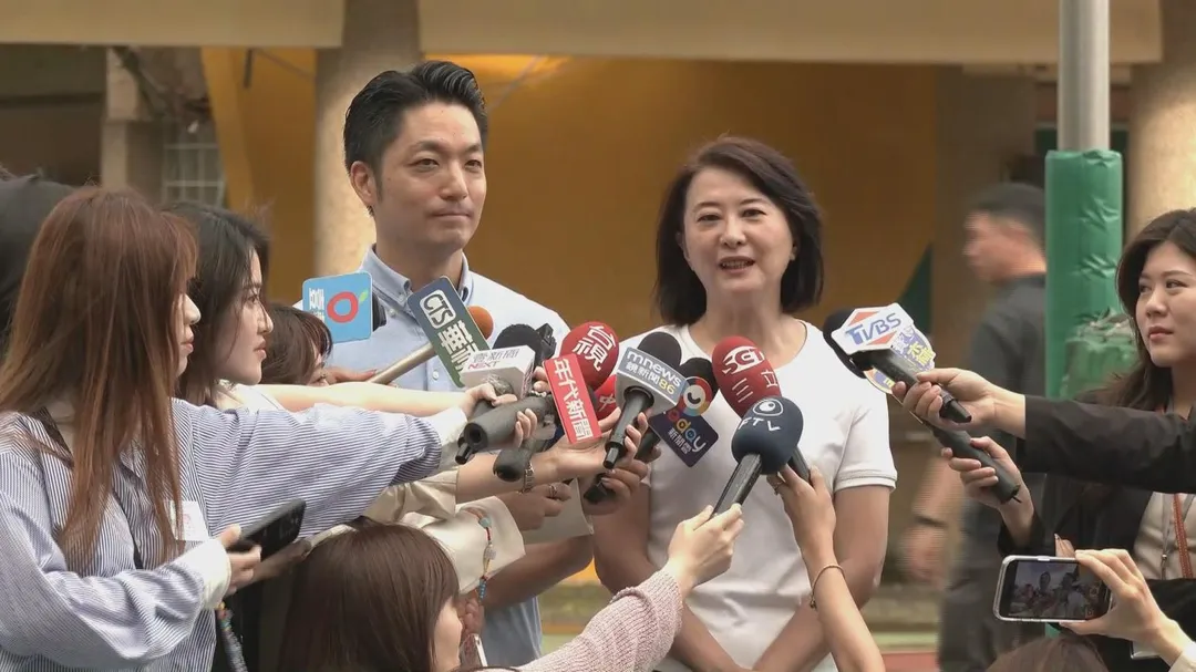 王鴻薇在蔣萬安的陪同下投票。（圖／中天新聞）