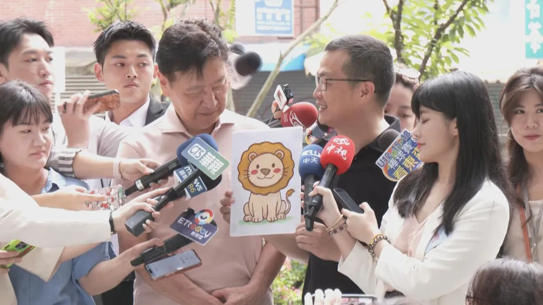 羅智強送上一隻AI繪圖的東非獅子給趙少康（攝自中天新聞）