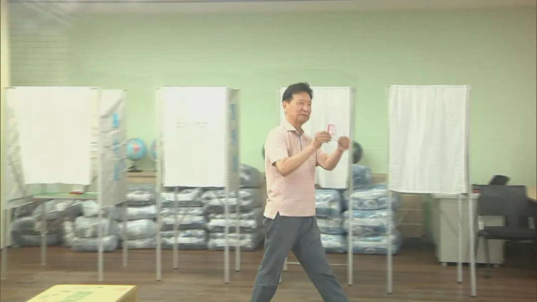 趙少康疑似不慎亮票。(圖/中天新聞)