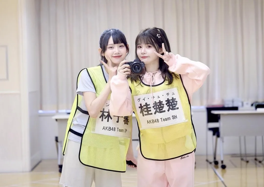 林于馨（左）成為AKB48成立20年來首位站上本家紀念單曲的台灣成員。（圖／好言娛樂 提供）