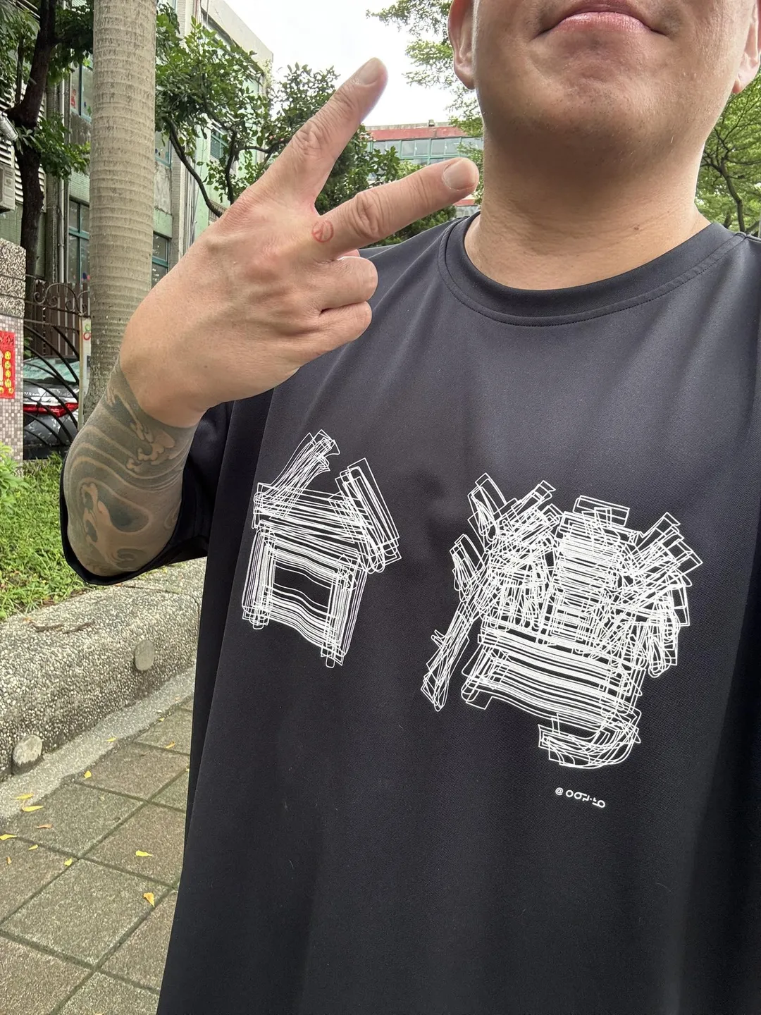 杜汶澤現身松山區投票,比出勝利手勢自拍。(圖/翻攝FB 杜汶澤)