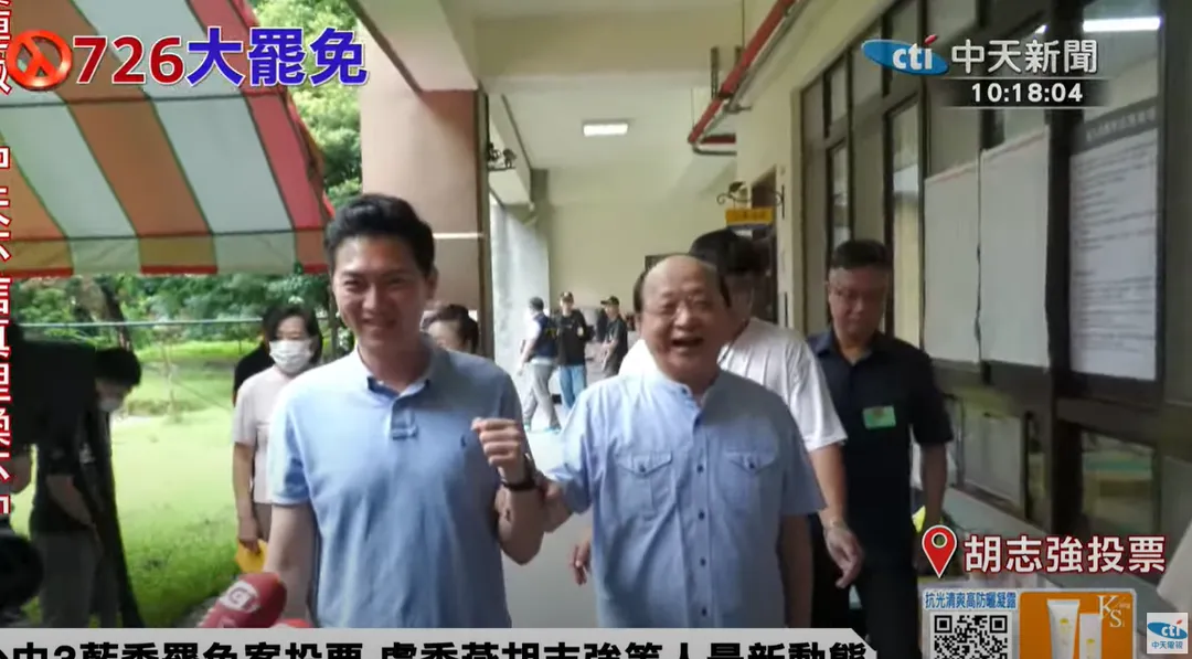 廖偉翔陪同胡志強投票。（圖/中天新聞）